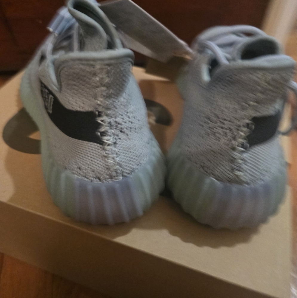Yeezy Sneakers size 7 men / women size 8 - Picture 4 of 9